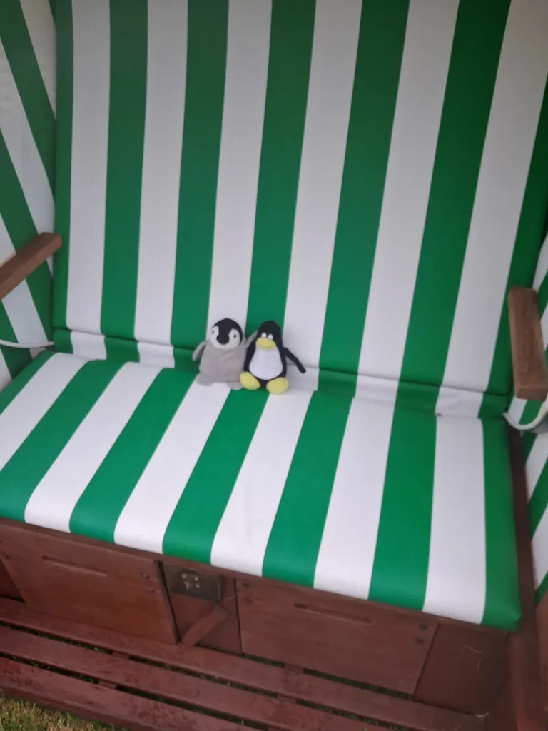 Mütux und Neville in einem grün-weißen Strandkorb