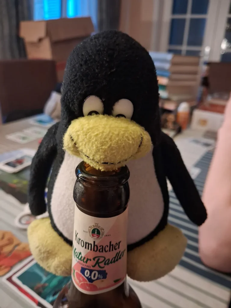 Mütux probiert mit seinem Schnabel etwas alkoholfreies 0,0% NaturRadler zu trinken