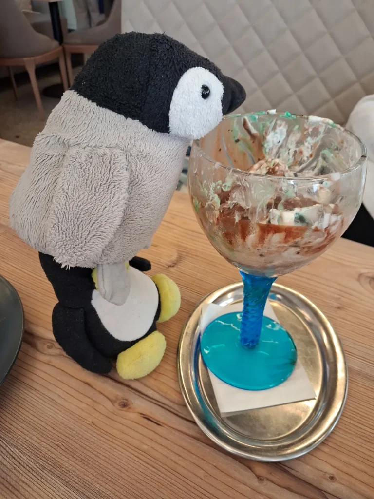 Neville ist auf Mütux geklettert um besser an das Eis im hohen Becher zu kommen.