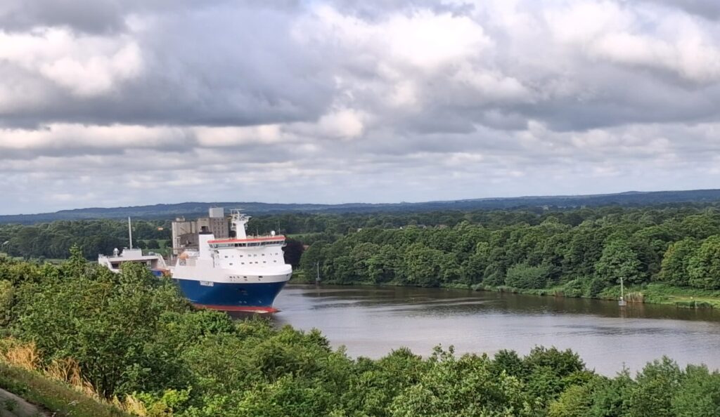 Nord-Ostsee-Kanal mit Containerschiff