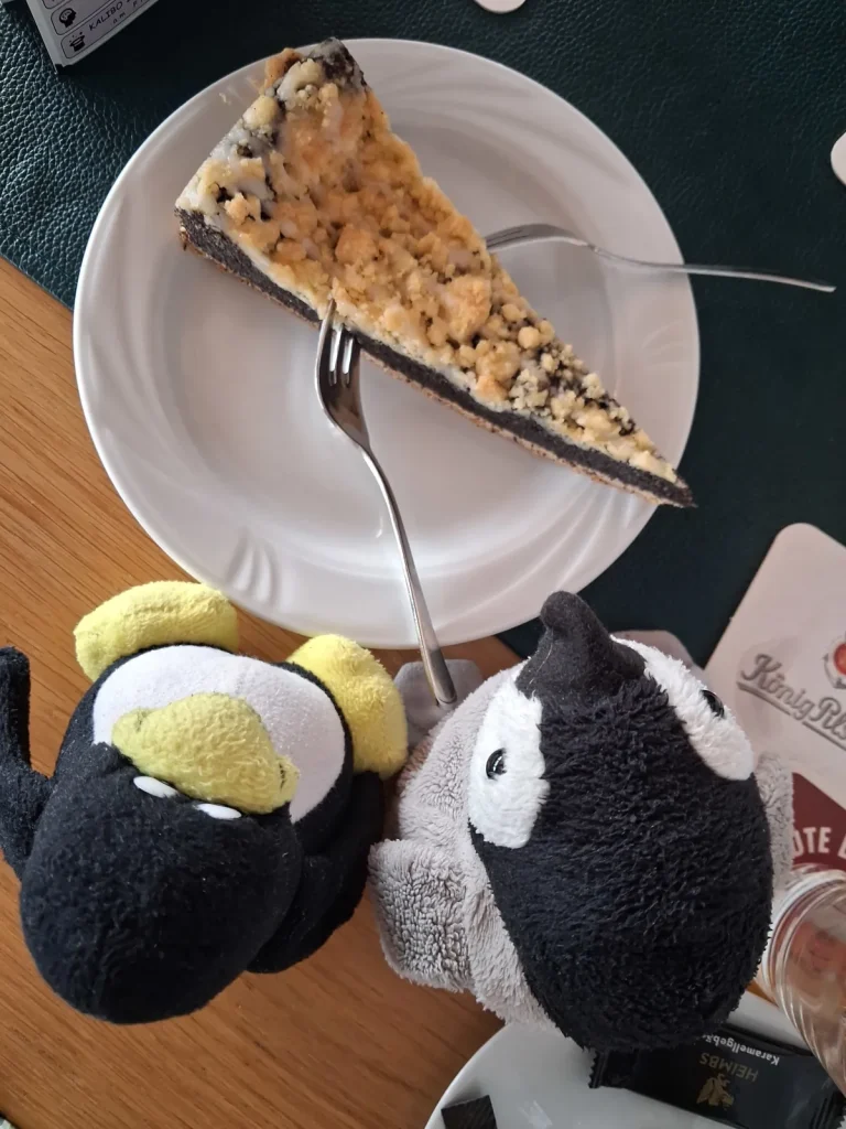 Mohnkuchen ohne Rosinen mit 2 Gabeln, eine für Neville, eine für Mütux.