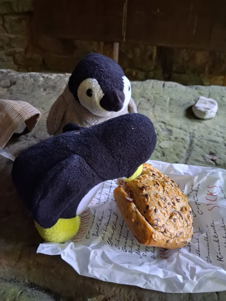 Mütux isst vom Brötchen