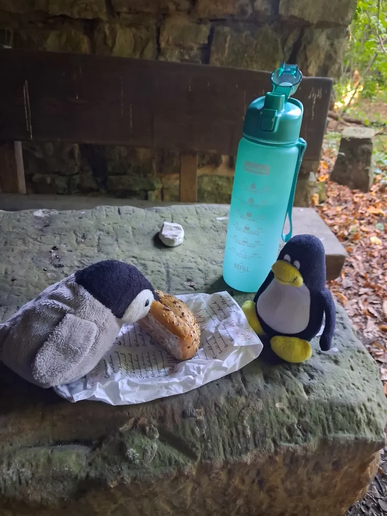 Neville knabbert am Brötchen