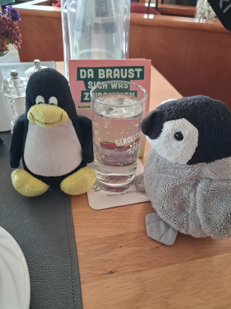 Neville und Mütux bei einem Glas Wasser für ihren Menschen