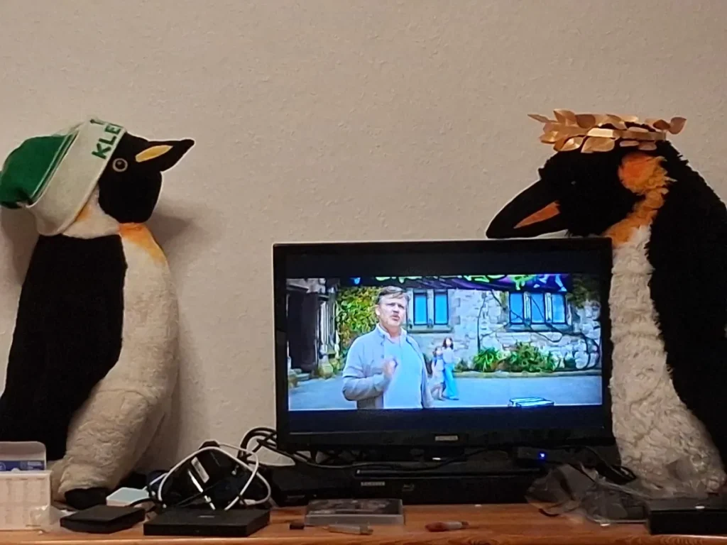 Hagadollah und Hagadoll auf ihrem neuen Schrebtisch, schauen Tv von der Seite