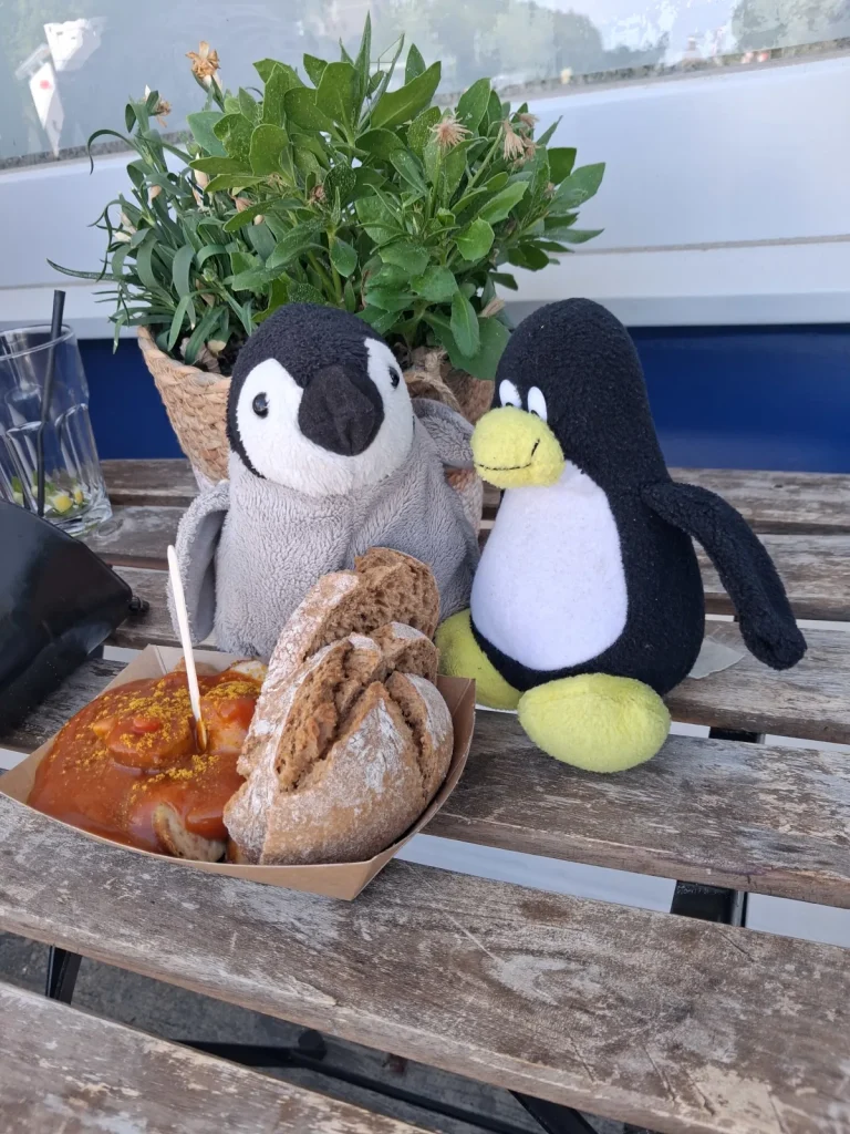 Neville und Mütux essen eine Currywurst mit Brot, leider ist die sehr schnell aufgegessen und man sieht auf dem zweiten Bild nur die beiden mit Piekser vor einer leeren Schaale.