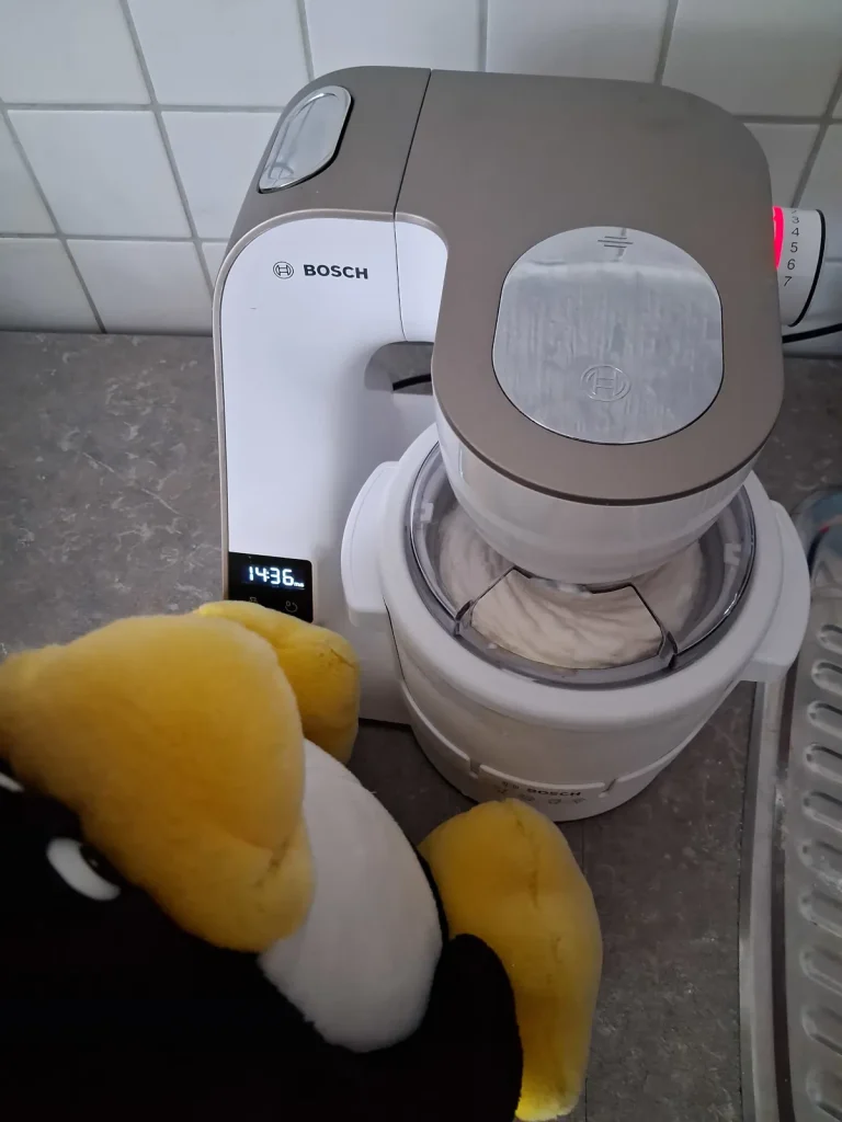 Tux bedient die Küchenmaschine mit dem Zusatz zur Eiserzeugung.