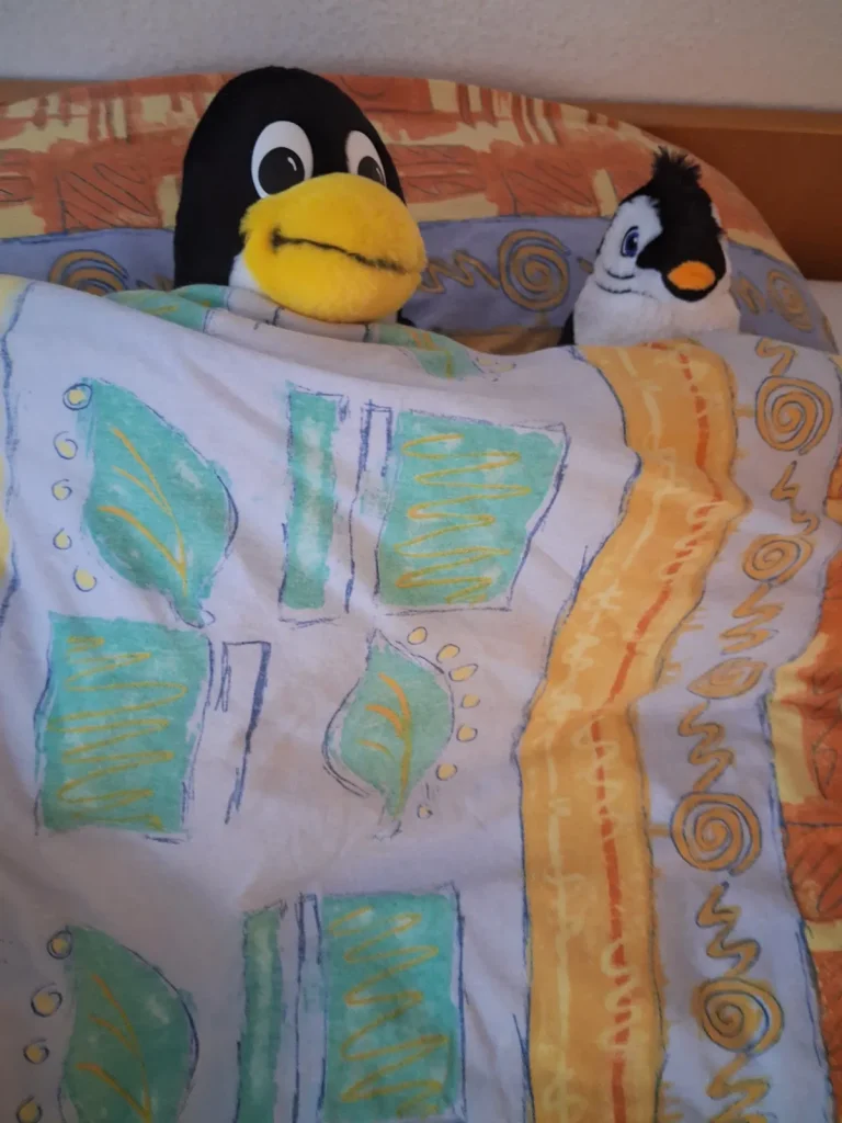 Essi und Juri schlafen noch im Bett