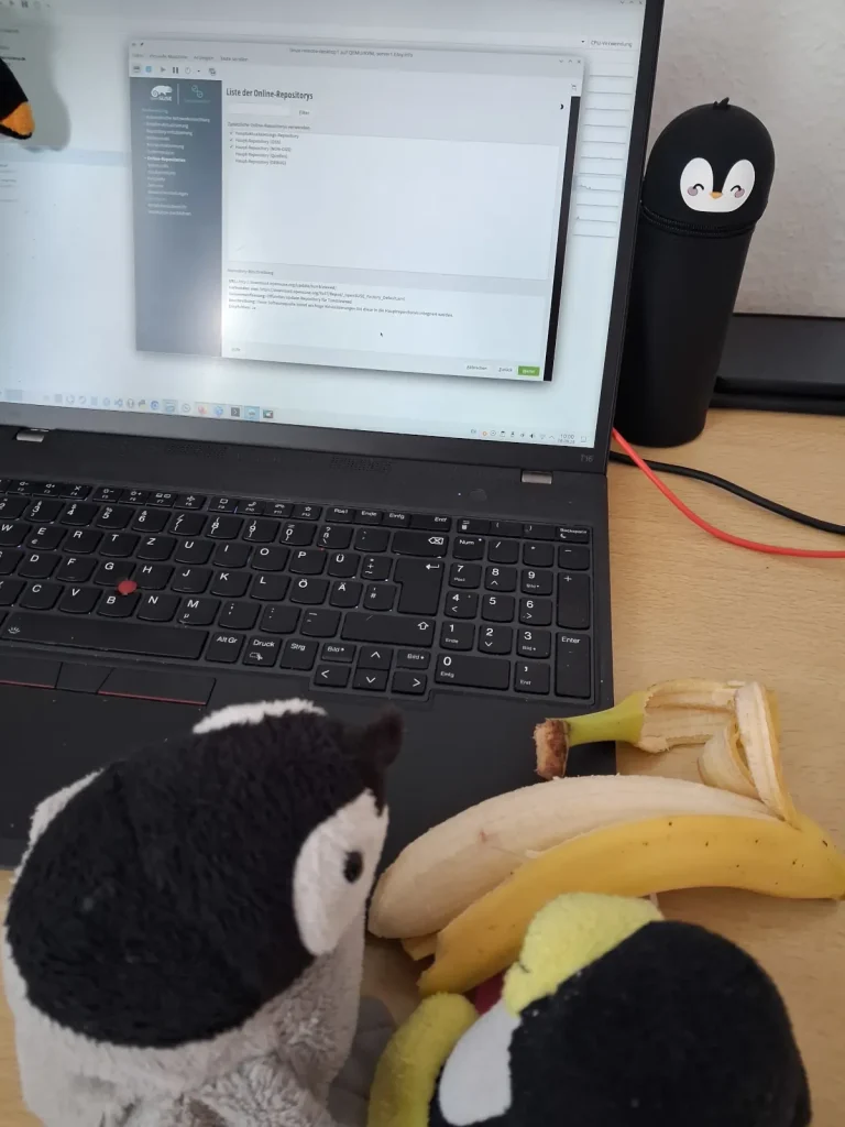 Neville und Mütux essen eine Banane