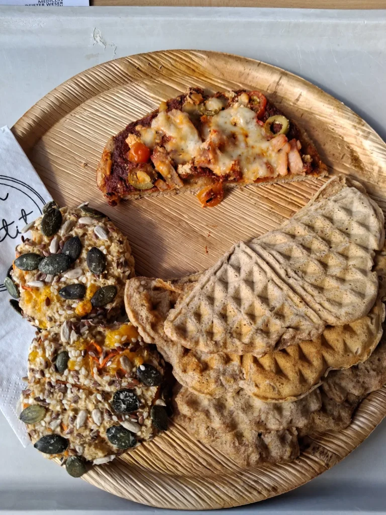 Waffeln aus Vollkornteig, ein Stück Pizza und selbstgemacht Minibrötchen