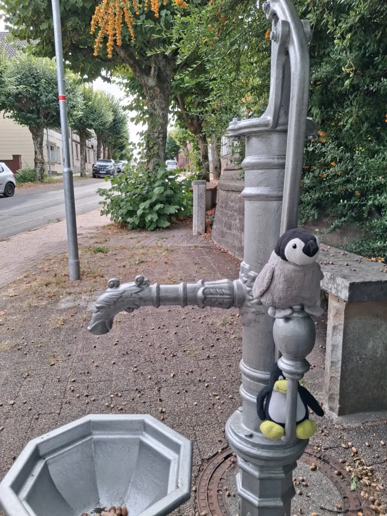 Neville und Mütux sitzen auf einer Wasserpumpe und versuchen Wasser zu fördern